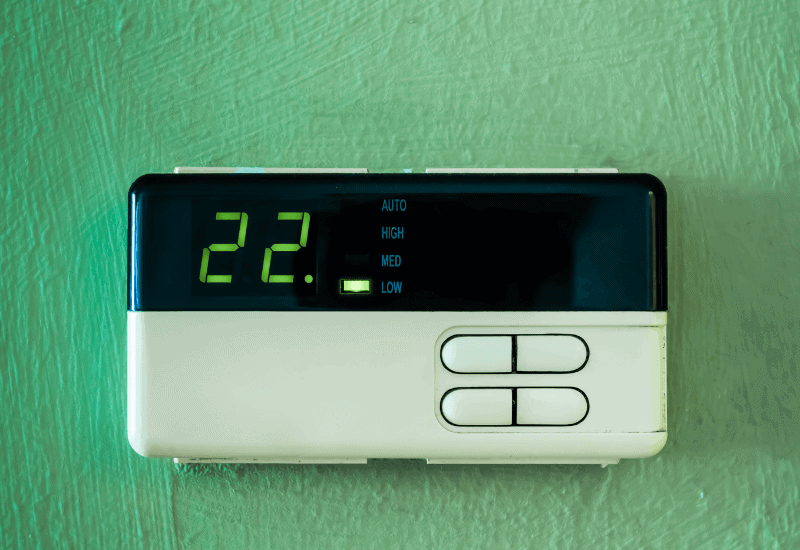 can a low battery in thermostat affect air conditioning